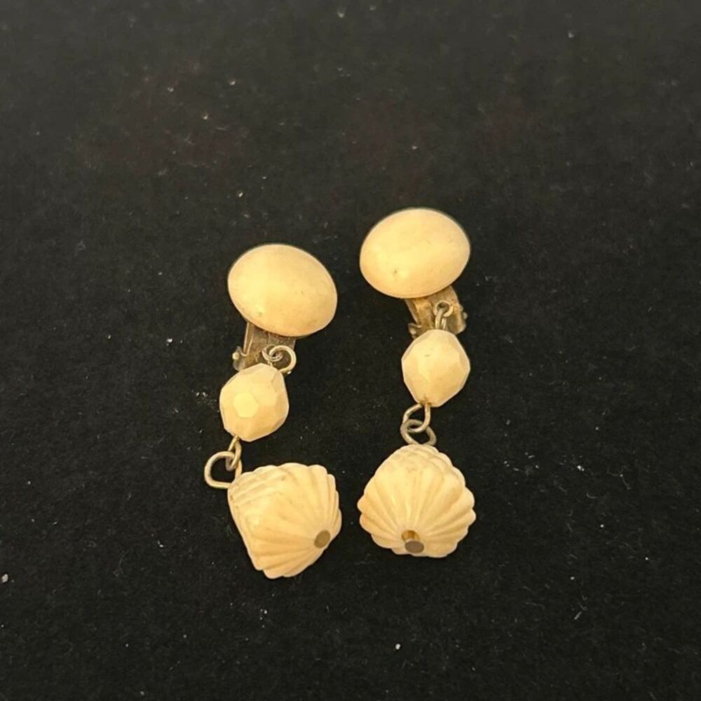 Vintage Hong Kong Shell Dangle Clip-On Earrings